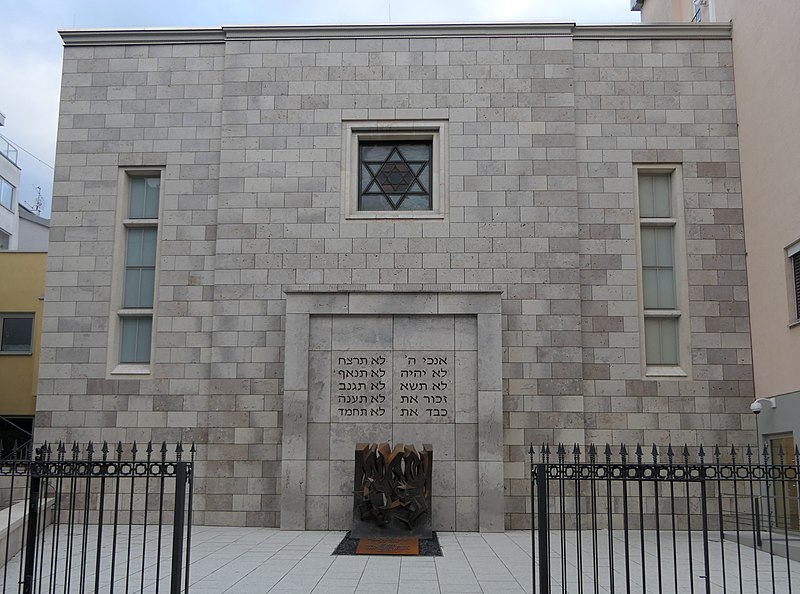 Fassade der Stuttgarter Synagoge in der Hospitalstraße 36 mit der 2019 neugestalteten Vorfläche mit Bronzeskulptur "Brennender Dornbusch" des Stuttgarter Künstlers Roda Reilinger