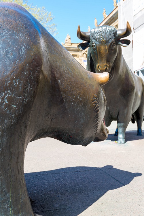 Bronzeskulpturen von Bär und Stier stehen sich gegenüber